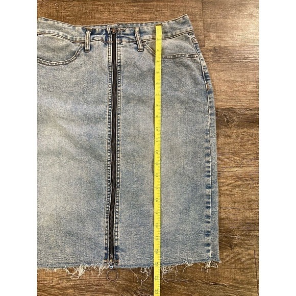 Wild Fable Women's Denim Blue Jean Front Zip Skirt Raw Hem Retro 90’s Size 6 - Picture 6 of 8